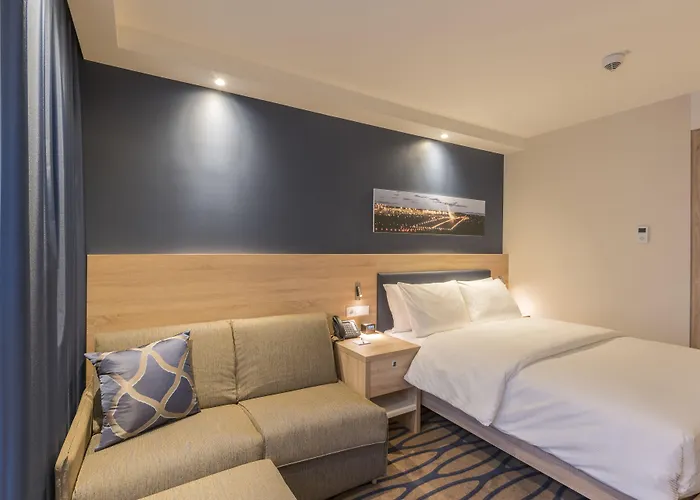 Отель Hampton By Hilton Frankfurt Airport 3*