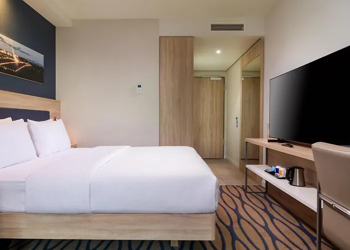 Отель Hampton By Hilton Frankfurt Airport 3*